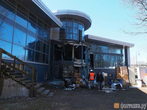 На Крестовском острове начали сносить здание с предпринимателем внутри
