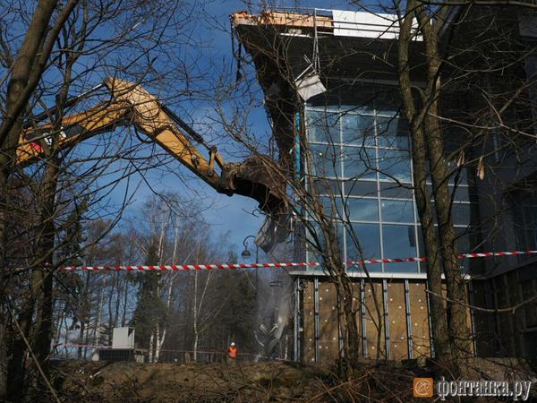 Дом на Крестовском острове начали ломать, предприниматель помещение покинул