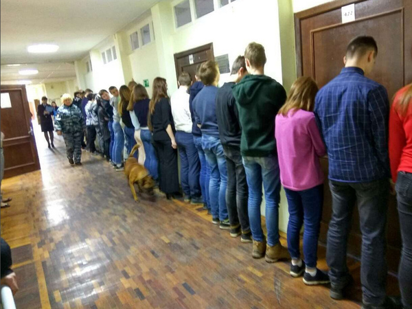 Детки - к стенке