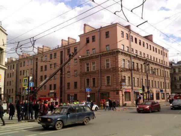 Очевидцы: Из окна горящей квартиры на Невском спасли пожилую женщину