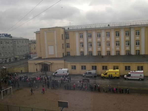 Очевидцы: В Кировском районе эвакуируют школу и детсад, пахнет газом