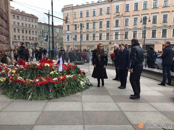 Матвиенко, возлагая цветы у "Технологического института": Террористов надо уничтожать