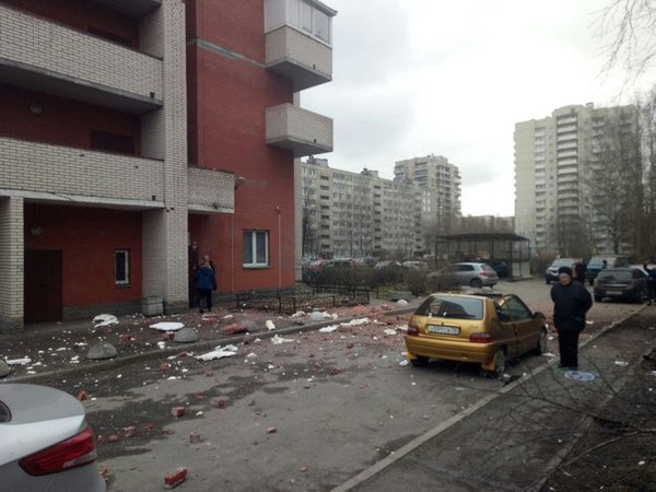 Очевидцы сообщают о двух сильных хлопках в доме на Солидарности