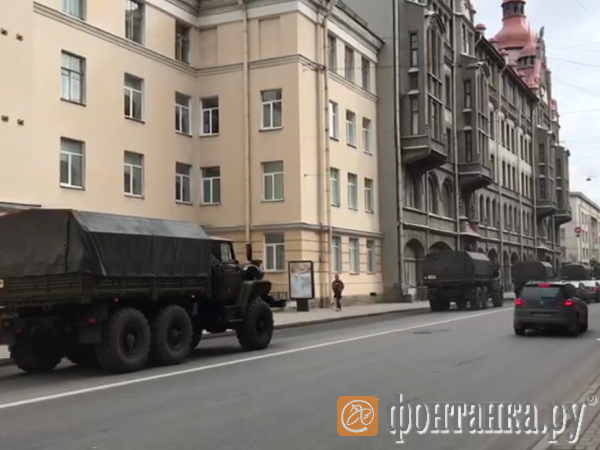 Горожан испугала военная техника в центре Петербурга