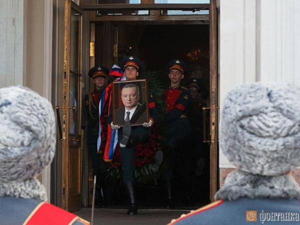Вадима Тюльпанова похоронили на Новодевичьем кладбище в Петербурге