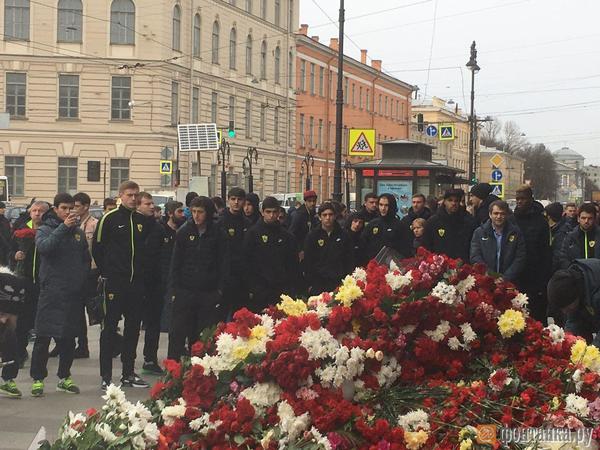 Футболисты «Анжи» приехали к «Технологическому институту» почтить память жертв теракта