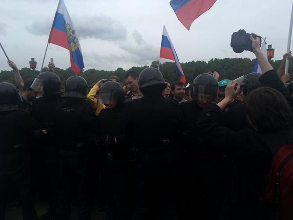 На Марсовом задержаны уже 60 протестующих и депутат Резник