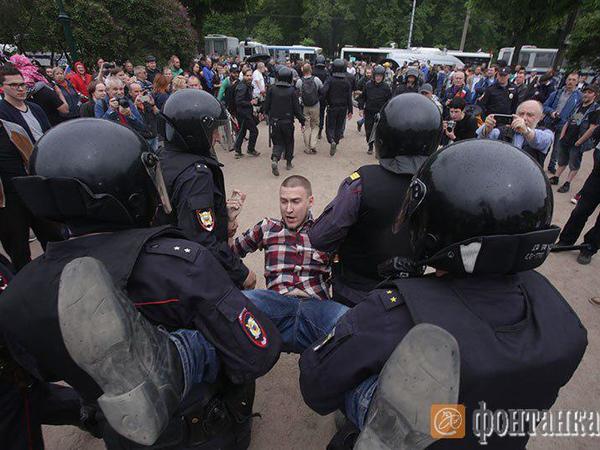 Около 300 человек уже задержаны в Петербурге на Марсовом поле