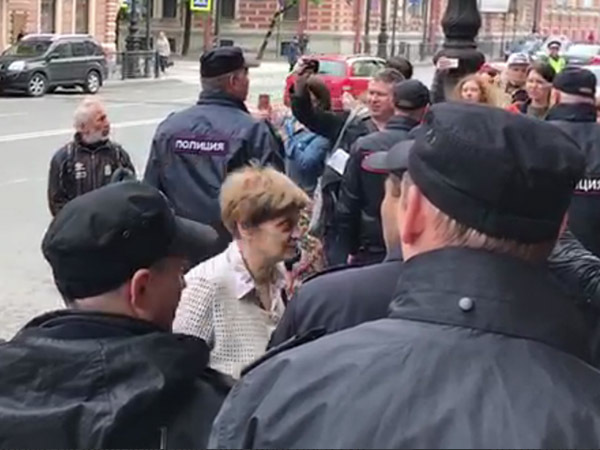 71-летняя участница протеста на Марсовом доставлена в суд под усиленной охраной