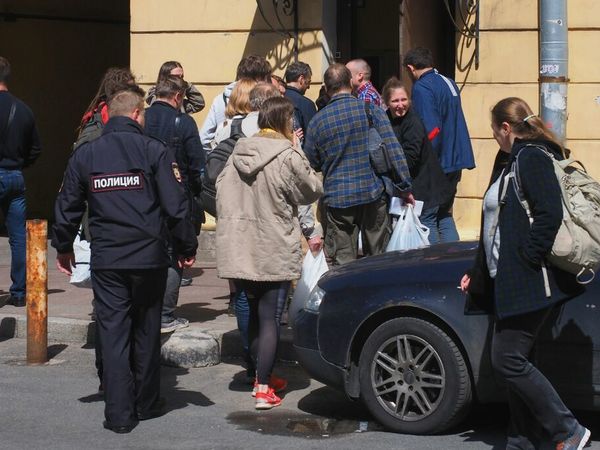 Арестованных за митинг привезли в спецприемник на Захарьевской