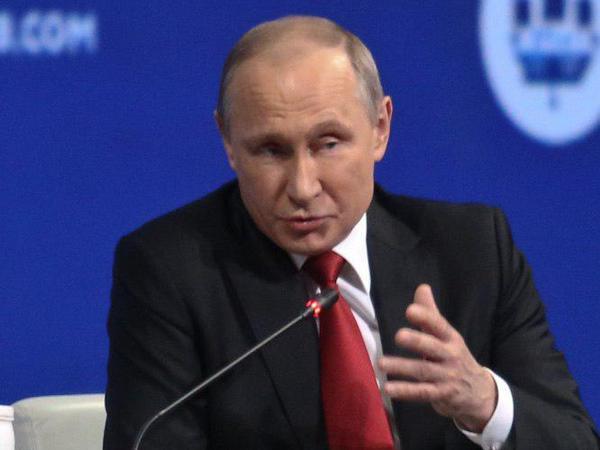 Путина спросили, почему в России живут бедные люди