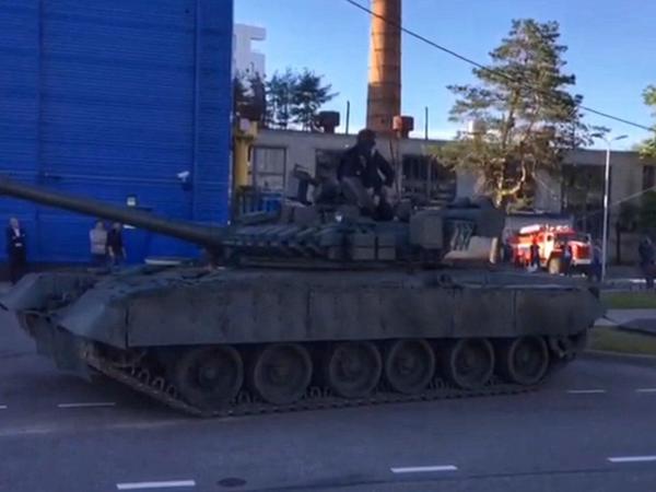 На Климова танк Т-80 сорвал покрывало с памятника своему конструктору