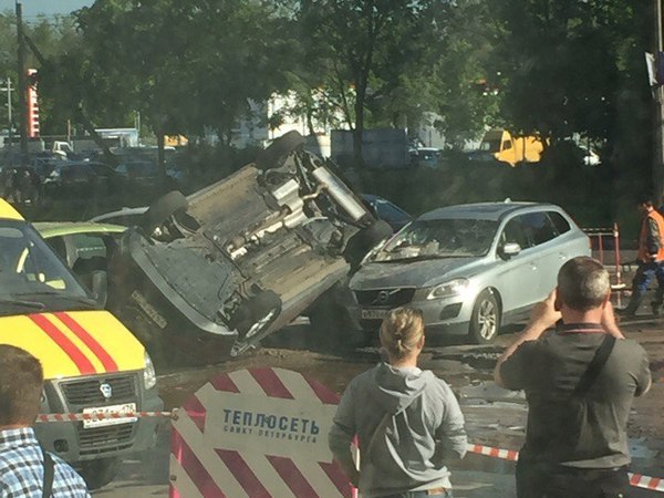 На Маршала Захарова струей воды из дефектной трубы перевернуло автомобиль