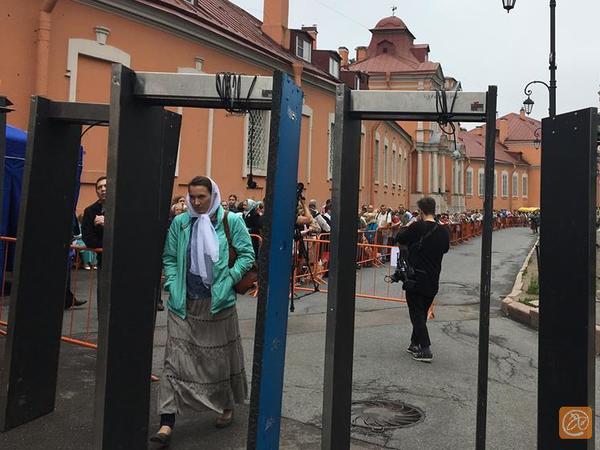 В Александро-Невской лавре верующие всю ночь ждали прибытия мощей Николая Чудотворца