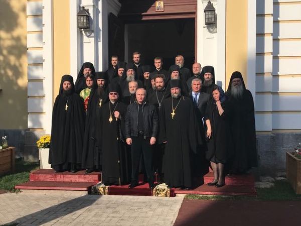 В Коневецком монастыре рядом с Путиным снова нашлась женщина