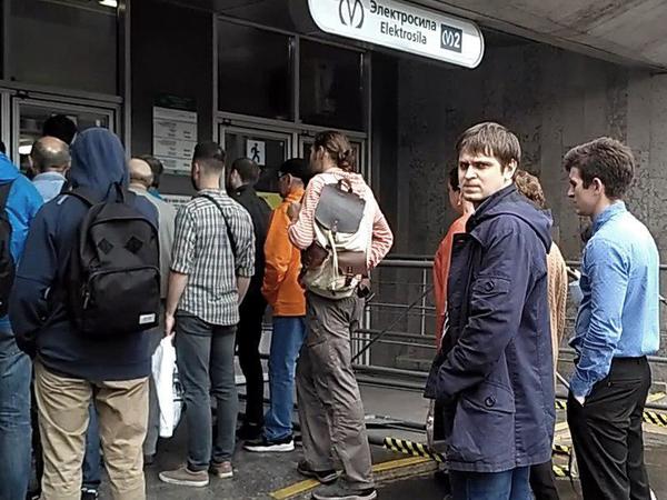 Почему пассажиров метро поставили в очередь