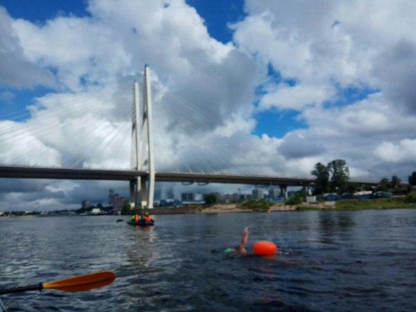 Петербуржец плывёт 70 километров по Неве