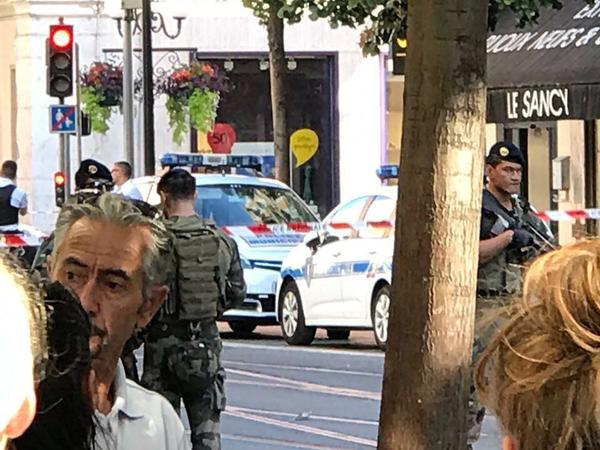 В центре Ниццы полиция взорвала подозрительный чемодан