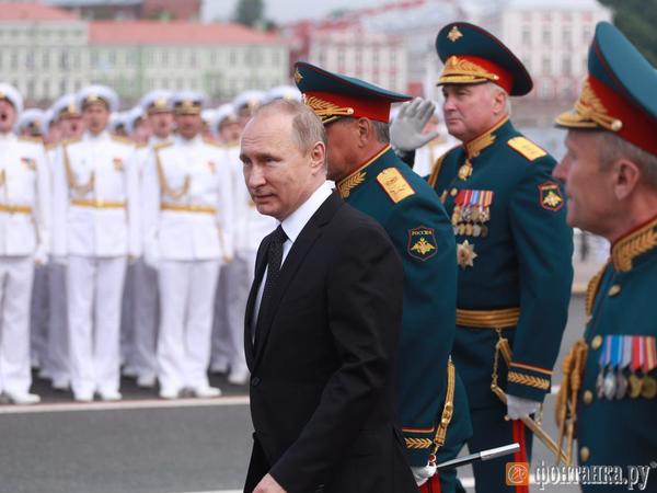 Владимир Путин принимает парад ВМФ на Неве