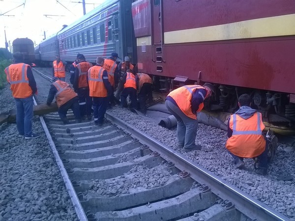 Локомотив поезда Воркута — Петербург сошел с рельсов под Бокситогорском