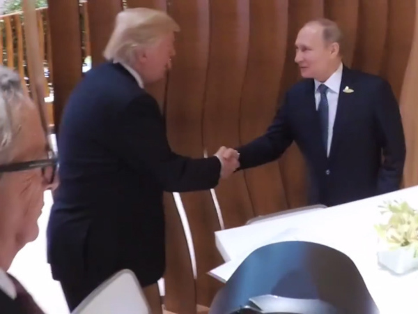 Трамп похлопал Путина по плечу