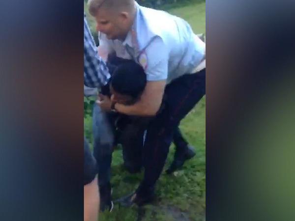 Жесткое задержание подростка полицейскими в Петербурге сняли на видео