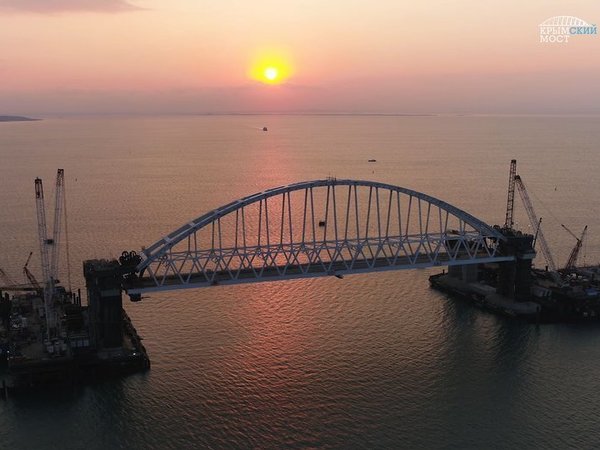 Арку Крымского моста подняли на опоры