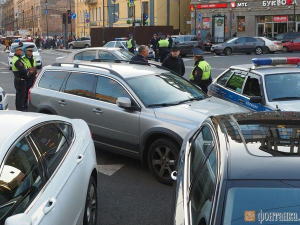 Пьяный лихач после серии ДТП в Петербурге скрылся от полицейских в церкви