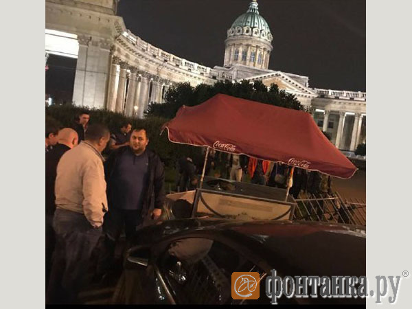 На Невском автомобиль вылетел на тротуар и сбил четырех пешеходов