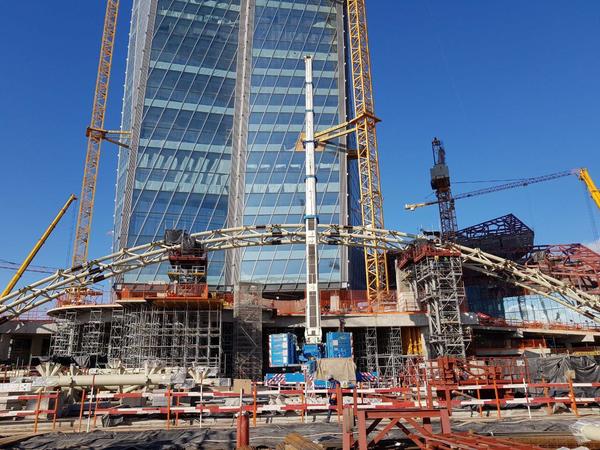 В Лахта Центре завершили монтаж первой части «парящей» входной арки