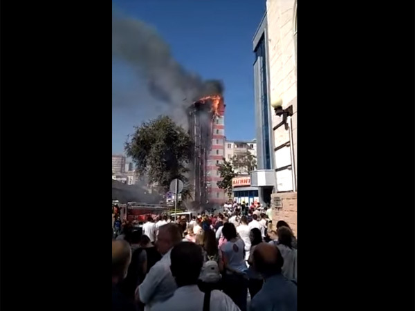 В центре Ростова-на-Дону полыхает гостиница, есть погибший