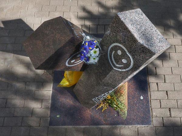 В Петербурге открыли памятник поребрику и бордюру