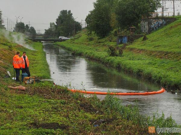 На Волковке устраняют разлив нефтепродуктов