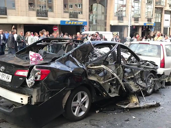 В центре Киева взорвался автомобиль с польскими номерами, погиб человек