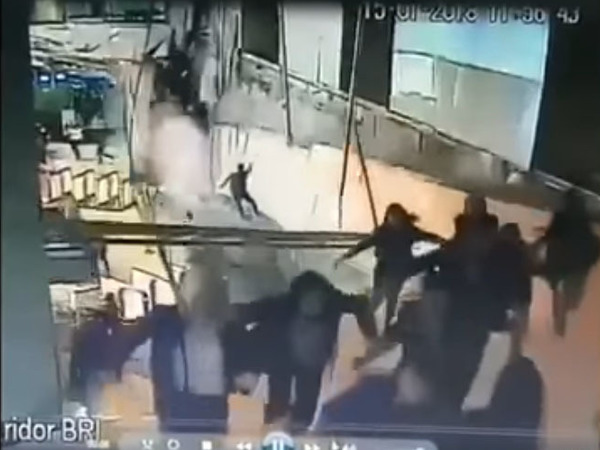 В Джакарте в здании биржи обрушился балкон, более 70 человек пострадали