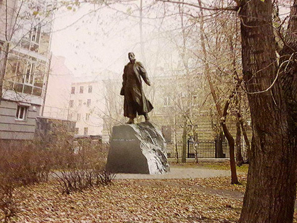 Градсовет придавили памятниками