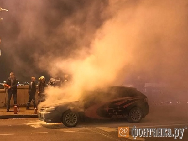 Очевидцы: на Дворцовом мосту дотла сгорела Subaru