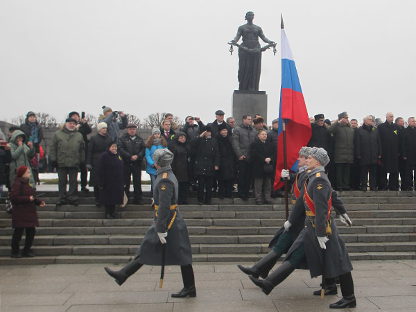 Защитившим Ленинград поклонились на Пискаревском