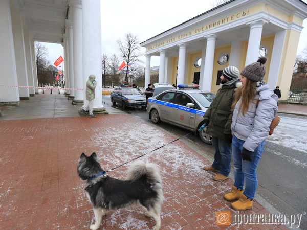 Сторонников Навального у Смольного встречает уборочная техника