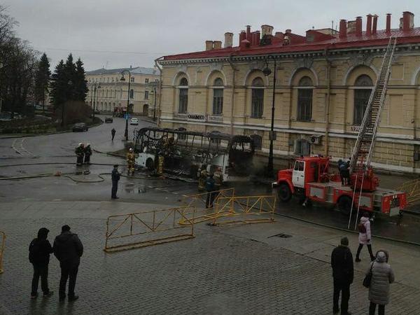 На стрелке Васильевского острова полыхал автобус