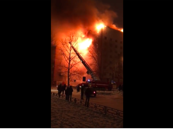 В Тюмени пытаются потушить горящую девятиэтажку