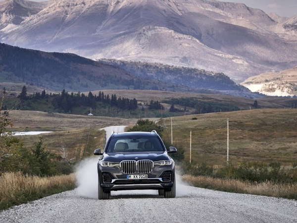 BMW растёт. Раздутые «ноздри», три ряда сидений и 340 «лошадей» – это новый X7
