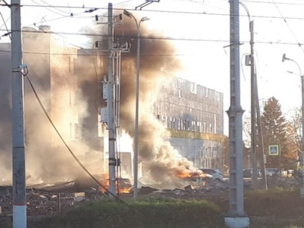 Очевидцы сообщают о взрыве в Гатчине. Дым виден у пиротехнического завода «Авангард»