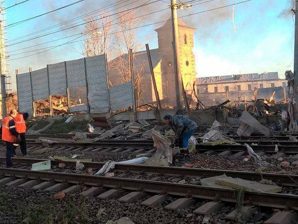 На заводе в Гатчине взрыв: сообщают о десяти пострадавших, четверых ищут под завалами