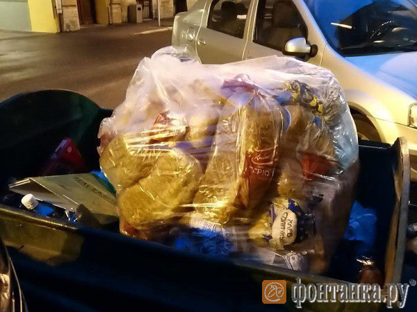 Очевидец: В Петербурге продуктовые магазины опять выбрасывают хлеб на помойку