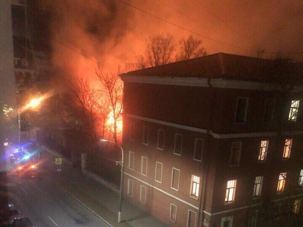 В Кронштадте горит оружейный склад в военном городке ЛенВМБ