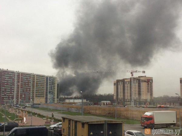 Дым из промзоны затянул небо над Дальневосточным проспектом