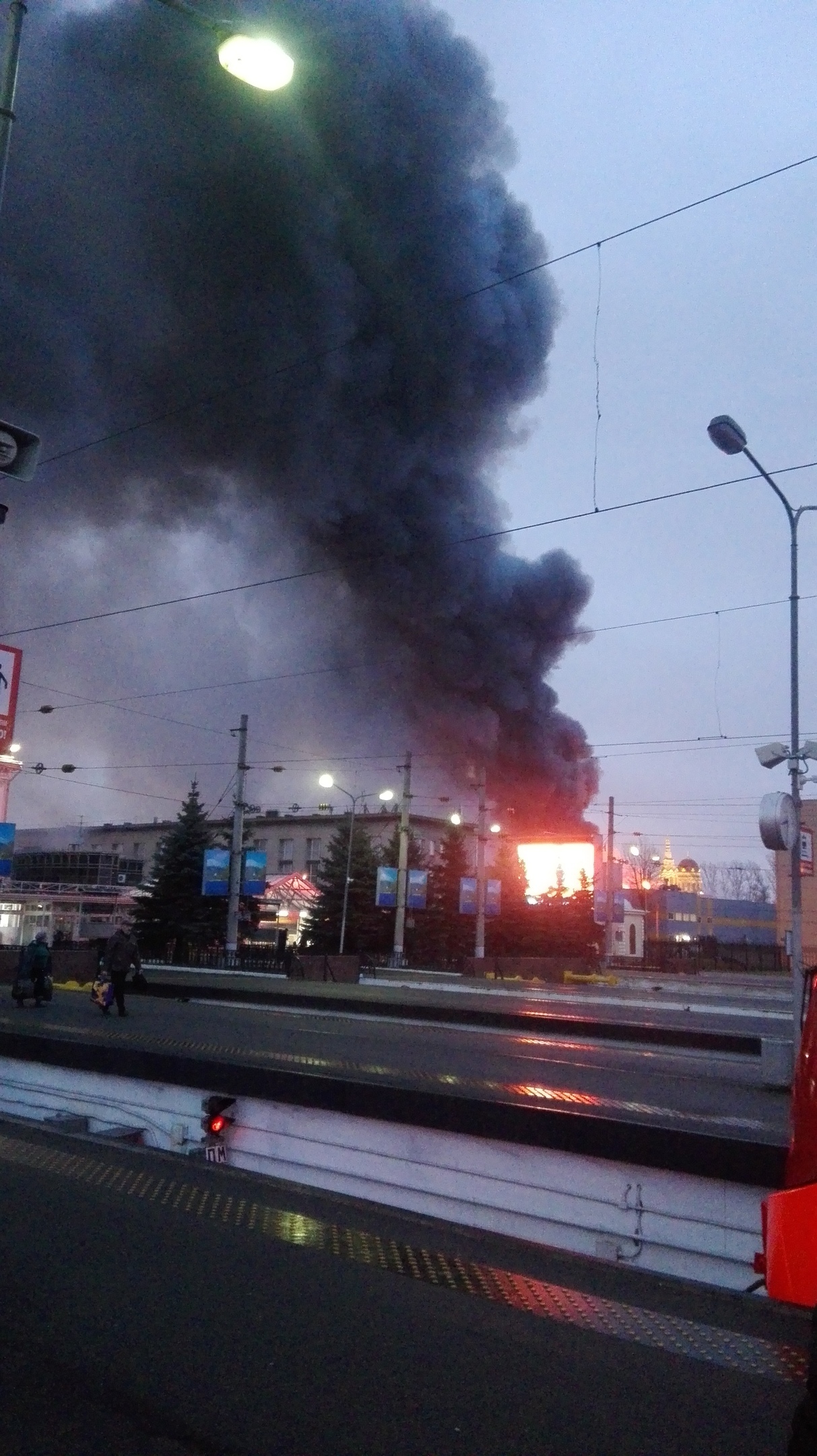 На Обводном горит супермаркет 