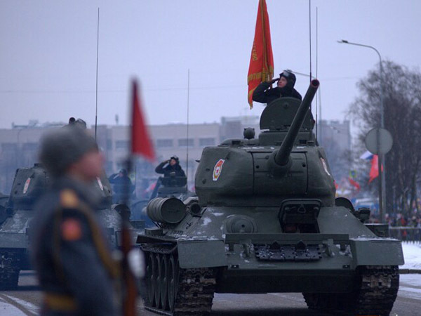 Военный парад на Дворцовой 27 января: «перегар милитаризма» или «высшее уважение государства»?