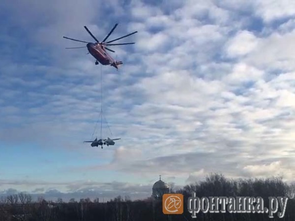 «Чего только не увидишь в небе над Питером». Прицепленный к вертолету истребитель преодолел путь к кронштадтскому «Патриоту»